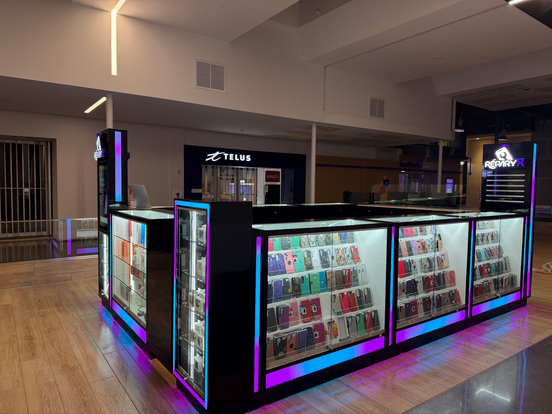 Le kiosque Réparyx et ses vitrines d’accessoires à Québec